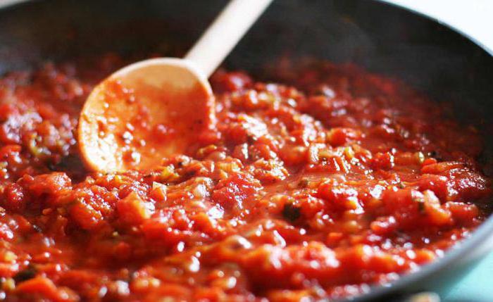 Zacznij gotować makaron z pastą pomidorową