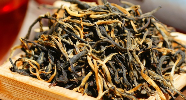 Одним з перших на російських прилавках з'явився червоний чай каркаде - продукт з пелюсток висушеної суданської троянди
