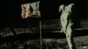 У 1969 році Ніл Армстронг став першою людиною, яка ступила на Місяць і, можливо, найвідомішою людиною у всесвіті