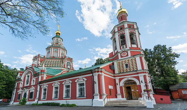 Крім того, будівля прикрашена різноманітним західноєвропейським декором, які не отримали в подальшому розвитку на російському грунті, що робить Іоаннівська церква унікальним пам'ятником російської архітектури першої чверті XVIII століття