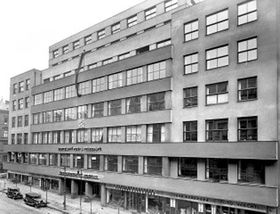 Будівля так званого закупівельного пункту   У 1924 році в ефір вийшла перша передача, призначена для зарубіжних слухачів