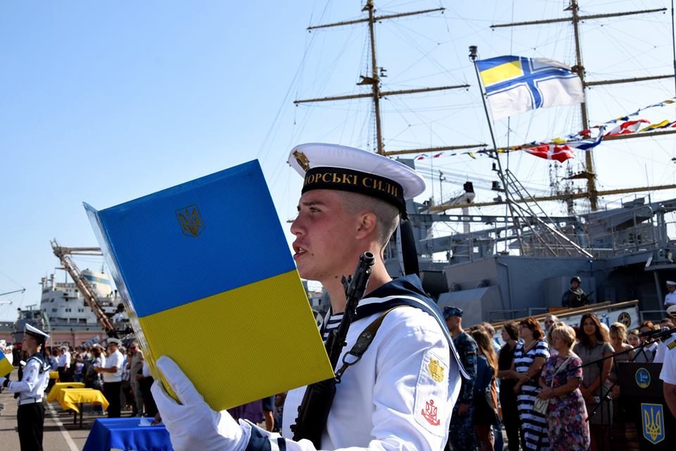 Порошенко знову пообіцяв підняти український прапор в Севастополі