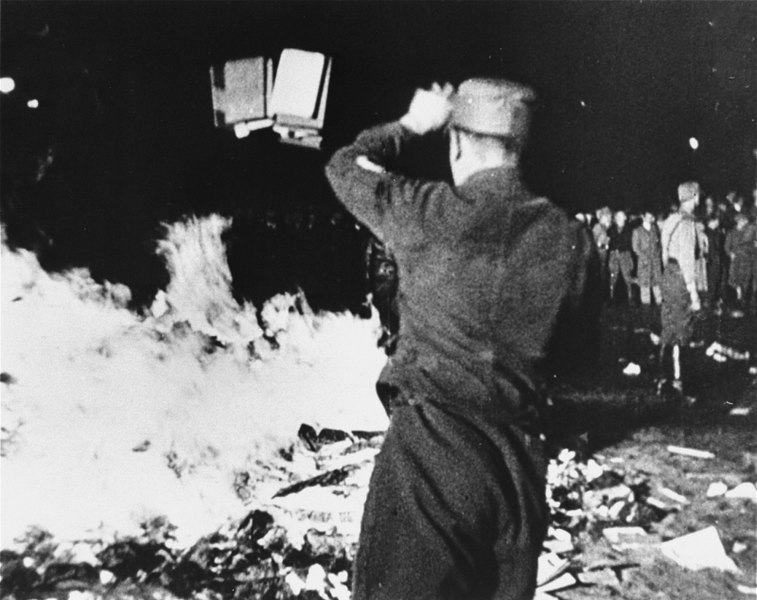 Спалення книг, Берлін, 10 травня 1933 р   Фото: wikipedia