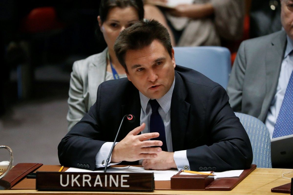 Глава МЗС Павло Клімкін підкреслює, що всі випадки отримання російського громадянства громадянами України повинні розслідуватися українськими спецслужбами