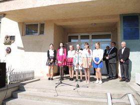 Учениці співають чеські пісні під час церемонії відкриття пам'ятного знаку Коменським, Фото: Архів ужгородського Клубу Т