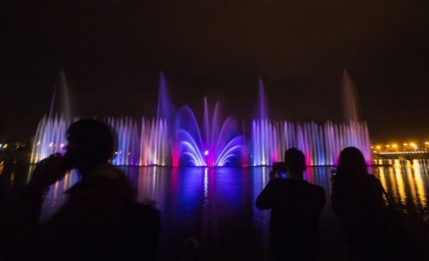 Однією з головних сучасних візитних карток Вінниці є мультимедійні фонтани на річці Південний Буг і знаходиться в центрі острів Кемпа, особливо красиво там у вечірній час