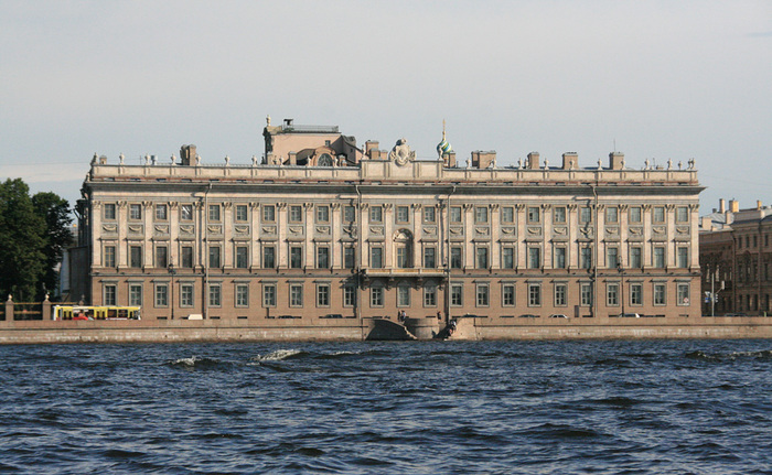 мармуровий палац   Перше будова на цій ділянці між Палацовій набережній і Мільйонної вулицею з'явилося в 1706 році