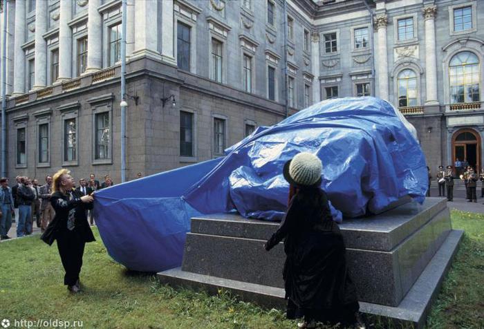 У 1994 р відомий німецький художник-концептуаліст Шульт (HA Schult - на фото зліва) встановив на місце, що звільнилося після броньовика Леніна місце перед Мармуровим палацом композицію Століття мотора, яка представляла собою мармуровий Форд Мондео