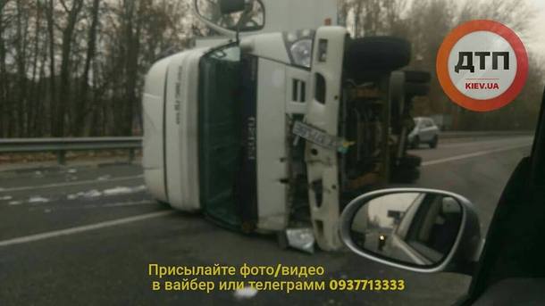 19 листопада 2018, 14:17 Переглядів:   Під Києвом на Варшавському шосе сталося ДТП, в результаті якого перекинулася вантажівка