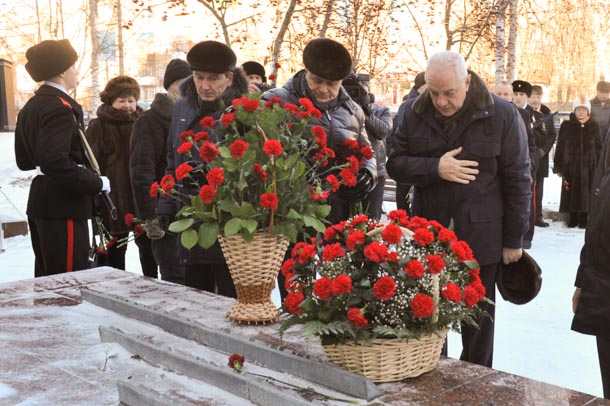 В першу чергу ветерани «неоголошеної війни» поклали квіти до пам'ятного знаку воїнам-інтернаціоналістам та вшанували пам'ять своїх соратників хвилиною мовчання