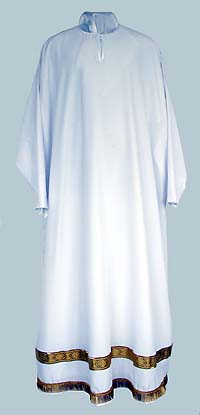 Для виправлення Богослужіння, священик одягається з такі шати, як, подризник, епітрахиль, пояс, доручи, фелон (або риза), набедренник
