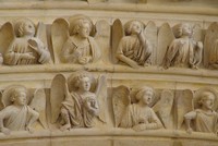 Деякі фігури ангелів зберегли сліди колишньої розмальовки, цю середньовічну полихромность (на наступній фотографії зверніть увагу на складки драпірування і крила):