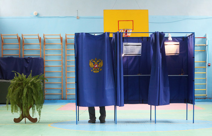 В цілому єдиний день голосування обійшовся без сюрпризів, але в чотирьох регіонах все ж буде другий тур   Фото: ТАСС, Ростислав Нетісов   Москва