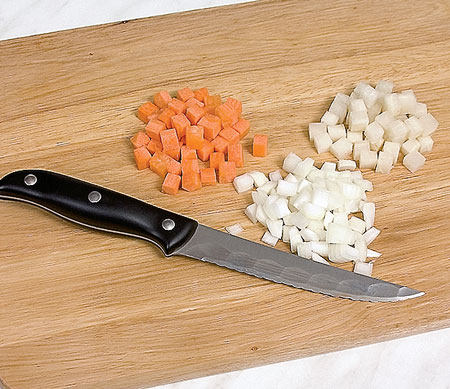 Цибулю, моркву і петрушку наріжте дрібними кубиками