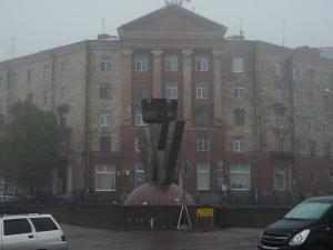 Вид знака на тлі сталінського будівлі Виборзькій митниці навряд чи можна назвати найкрасивішим в Виборзі:
