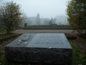Кладовище, як і пам'ятник, не збереглося, і тепер про нього нагадує тільки ця кам'яна пам'ятна плита з текстом на чотирьох мовах: фінською, російською, шведською та німецькою ( «Пам'яті похованих жителів Виборга»)