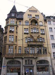 Той старий будинок називався спочатку Zum oberen Tanz, а потім Zum vordern Tanz (або просто Zum Tanz), по імені Генріха Танцю (Heinrich Tanz), якому колись належала будівля