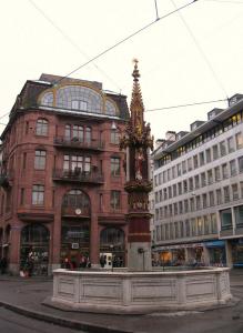 Будинок з майстерні був побудований в 1906 році за проектом архітекторів Роберта Бишофа (Robert Bischof) і Германа бачив (Hermann Weidel) і став їх відповіддю на досить незграбну архітектуру розташованого навпроти будівлі біржі
