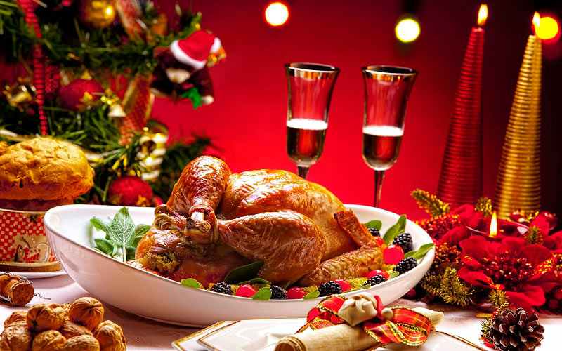 Різдвяний обід і в наші дні включає такі традиційні страви, як фарширована індичка (у англійців) або смажений гусак (в Уельсі, Ірландії) і неодмінний плум-підданого