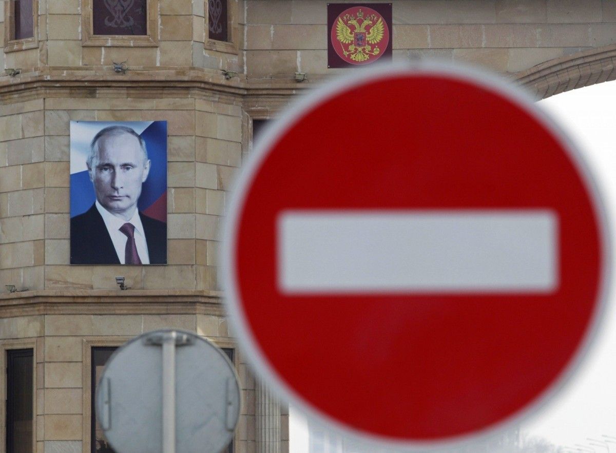 Санкції введено стосовно осіб, які брали участь в організації незаконних виборів на Донбасі, і причетних до захоплення і утримання в російських СІЗО українських моряків