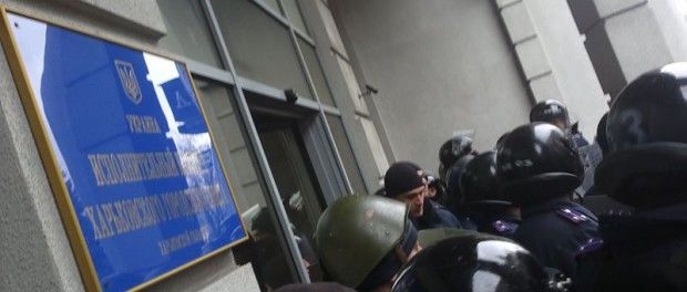 7:52 До Харкова проросійськи налаштовані активісти увірвалися в будівлю міськради на площі Конституції