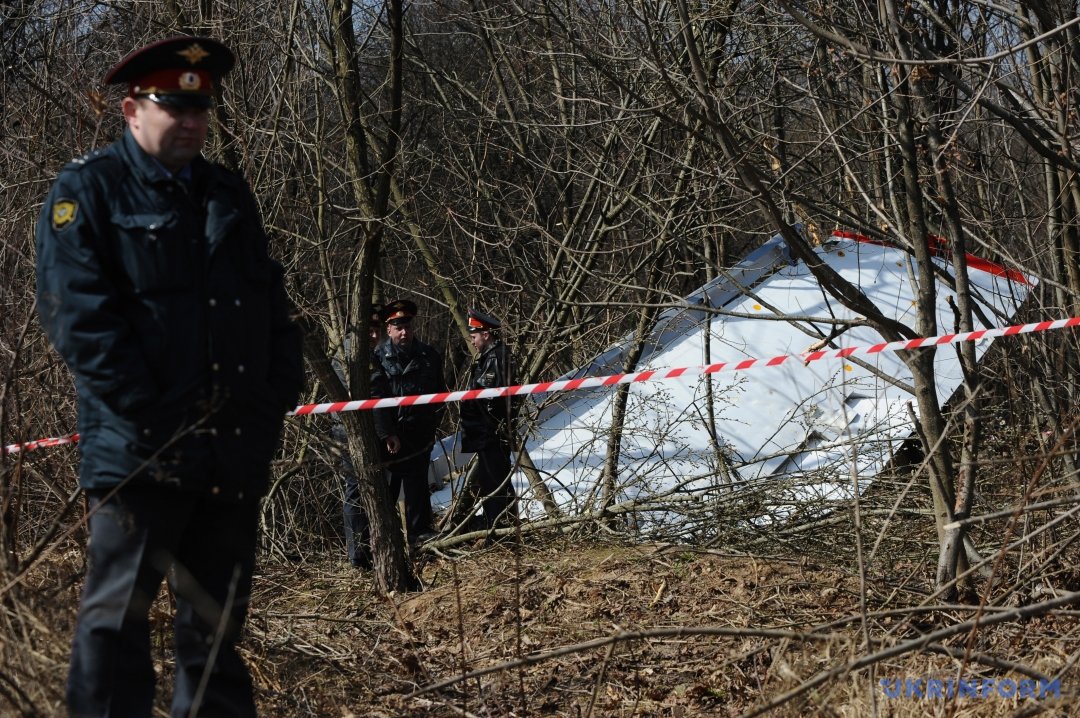 Але Росія літак вперто не повертає, а тому Варшава звинувачує її в приховуванні чогось і готує проти Росії позов до Гаазького суду