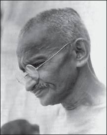 «СОЛЯНОЇ ПОХОД» В ІНДІЇ   Мохандас Карамчанд Ганді   Перша світова війна загострила суперечності між індійцями і британською колоніальною адміністрацією, сприяла піднесенню національно-визвольного руху