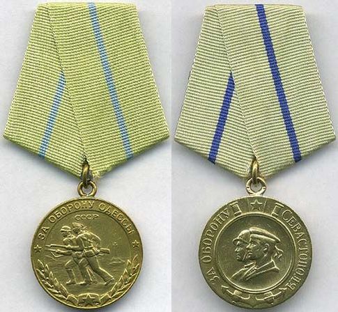 Медалі За оборону Одеси (зліва) і За оборону Севастополя
