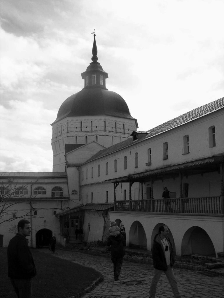 У 1550-х роках Троїцький монастир був обнесений білокам'яної стіною (завдовжки +1284 метра, з 12-ю вежами)