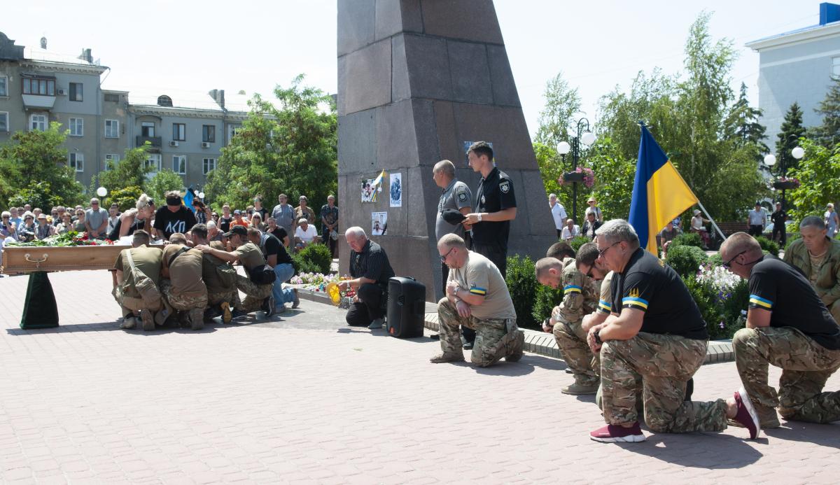 На громадянську панахиду на головній площі Бердянська прийшли близько 400 осіб