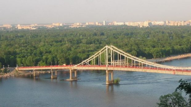 Парковий міст у Києві є пішохідним, і рух транспорту по ньому строго заборонено