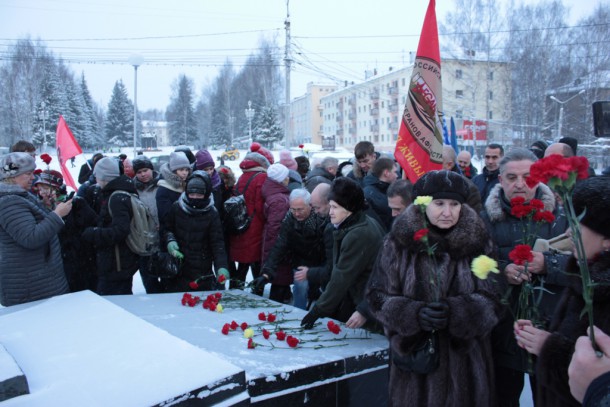 Вшанувати знаменну дату біля пам'ятника Скорботної воїну в Сиктивкарі сьогодні зібралося кілька десятків людей
