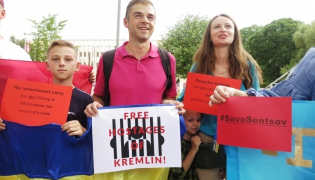 Читайте також:  На Майдані звучать 72 варіації гімну України на підтримку політв'язнів   У Ризі активісти під посольством РФ вимагали звільнення українських політв'язнів / Фото: Олег Кудрін, Укрінформ