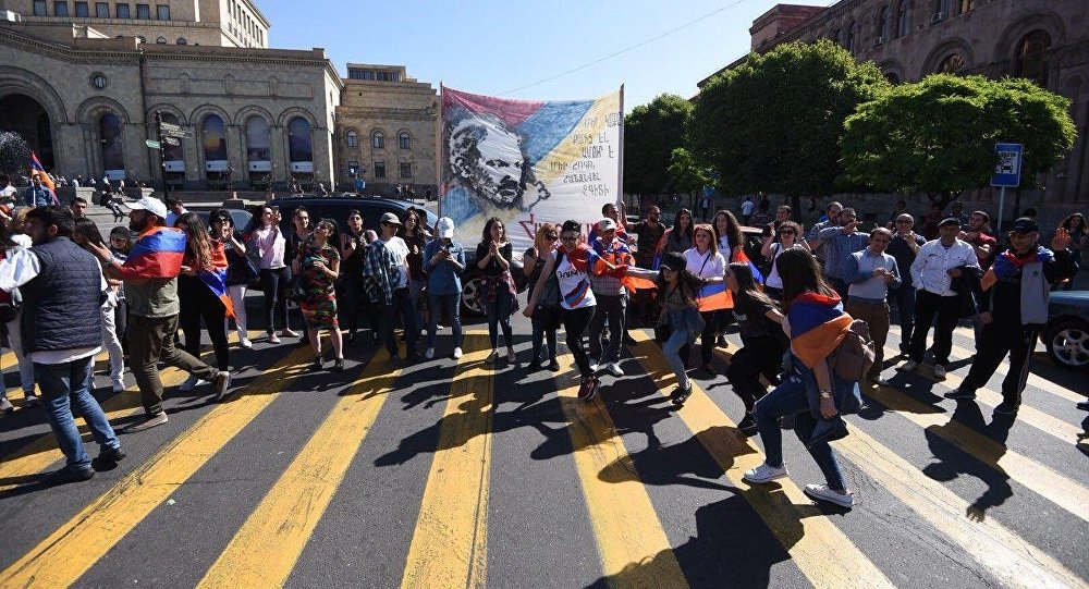 Головне питання революції - про владу - знову стоїть у Вірменії гранично просто: або - або