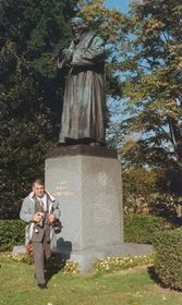 Статуя Коменського в Наардені   У Лешно Коменський знову став працювати в галузі педагогіки