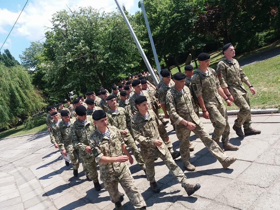 Морські піхотинці увійшли в парадний стрій під час урочистостей в чорних беретах