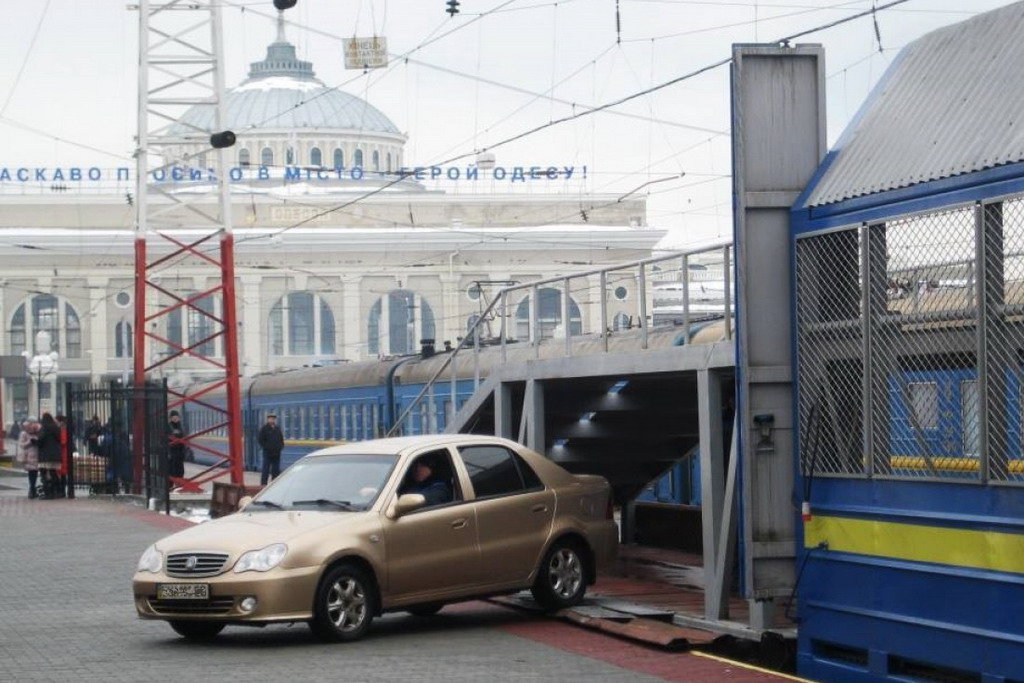 Протягом 2015 року вагонами-автомобілевозами «Укрзалізниці» перевезено 2445 машин