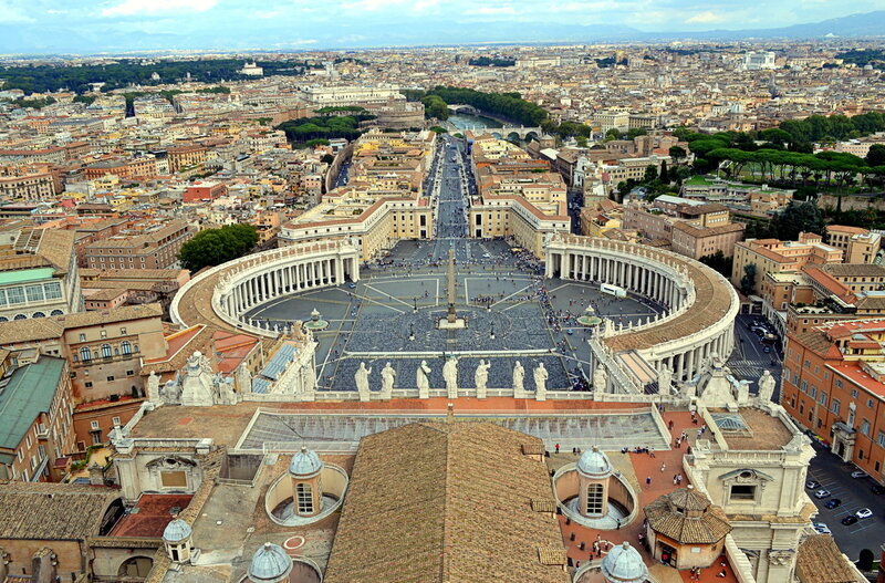 У 37 році Калігула вирішив транспортувати обеліск в Рим на спеціально створеній платформі, встановивши його в основі Цирку Нерона на території нинішнього Ватикану