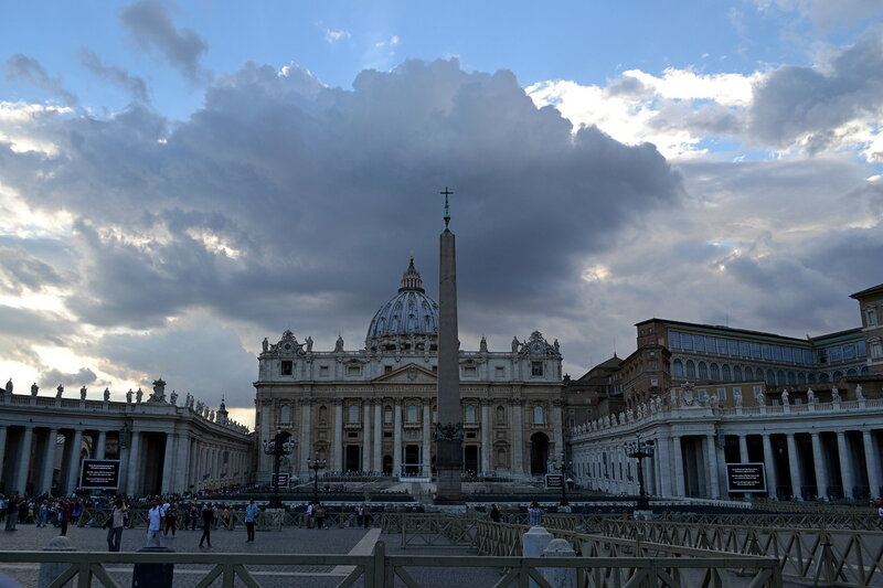 В особливих випадках, серед яких вибори нового Папи Римського і Великдень, майже 400,000 осіб заповнюють простору площу