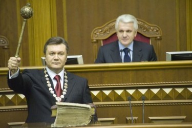15 серпня 2011, 19:47 Переглядів:   Після своєї інавгурації Віктор Янукович оперативно взяв під свій контроль всю вертикаль влади в країні
