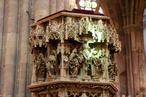 фотографію вище), падає на фігуру Христа і кам'яний різьблений балдахін над ним на кафедрі Страсбурзького собору (джерело: [14]):