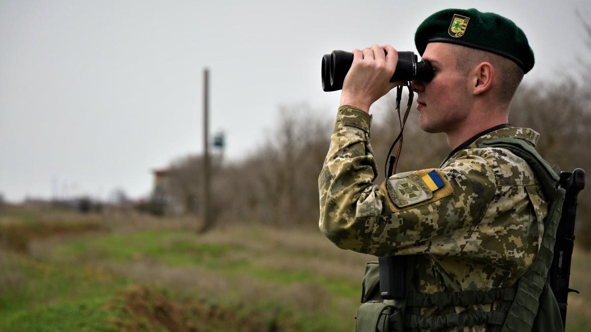 За словами президента, якби російські війська були відведені, він негайно припинив би дію воєнного стану