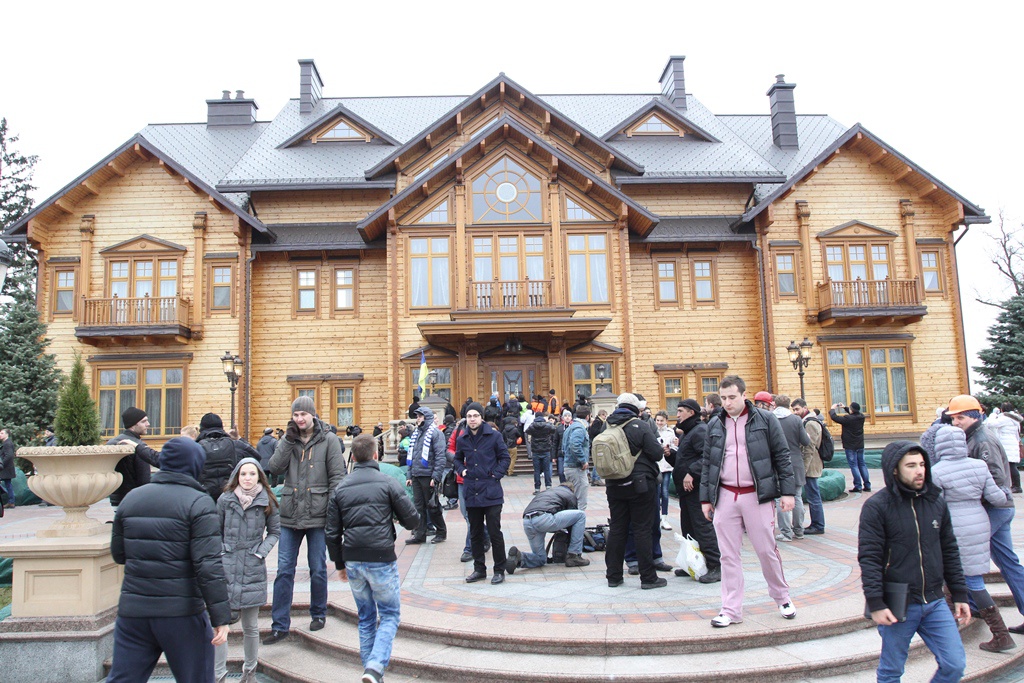 Втім, на будинок колишнього президента України Віктора Януковича, так звану Хонка, як і на більшість майнового комплексу резиденції Межигір'я, до сих пір не накладено арешту і заборони відчуження, говориться в розслідуванні    Радіо Свобода 
