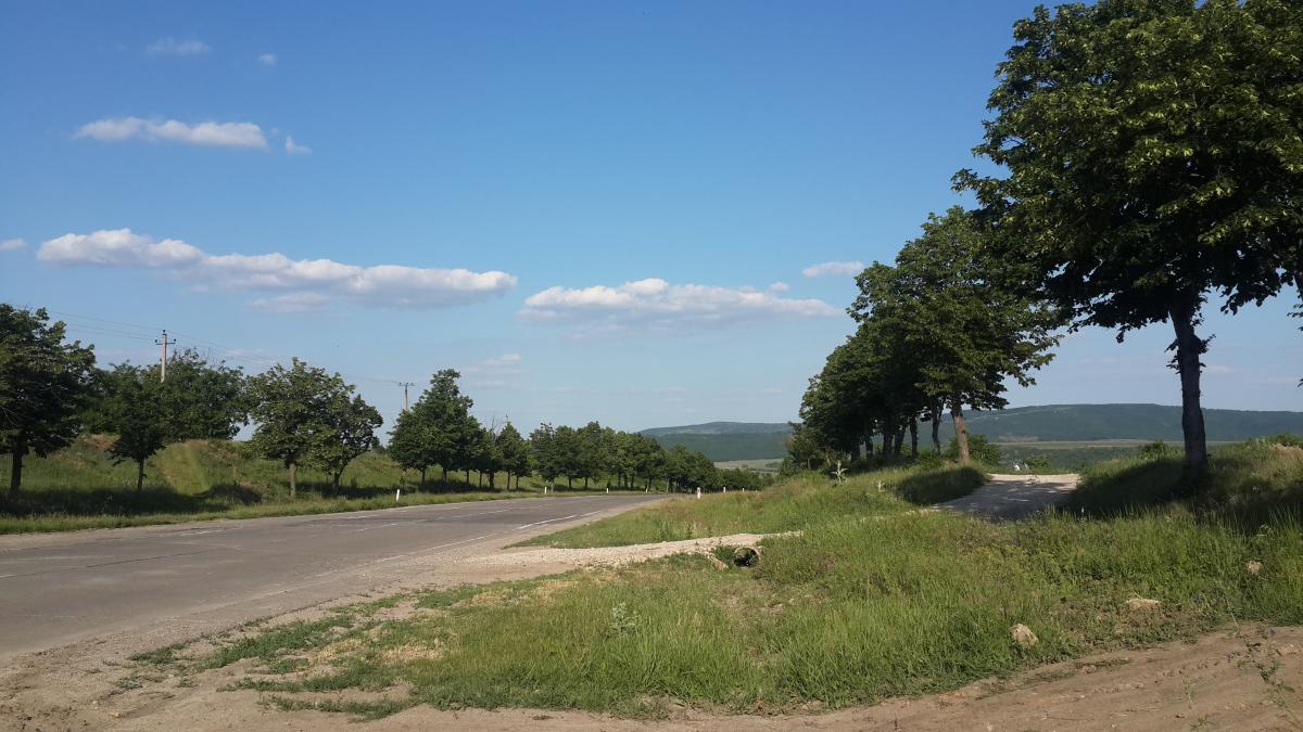 При цьому молдавські дороги дуже схожі на українські - є сучасні рівні ділянки, а є такі куточки, куди місцевий автодор ще не добрався, а тому їхати там досить важко