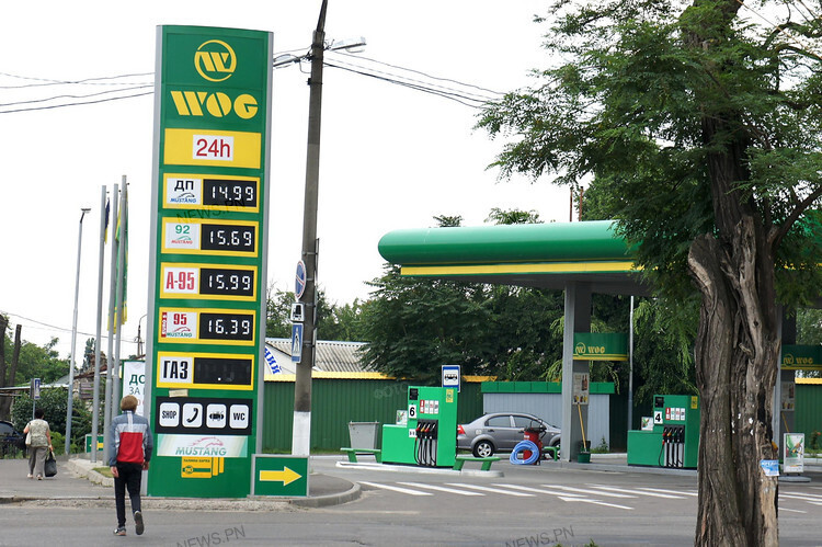 Більш того, у інших підприємств нафтопродукти на той момент коштували ще на порядок дешевше: бензин від 14,65 до 15,59 гривень і ДТ від 14,20 до 14,70 гривень