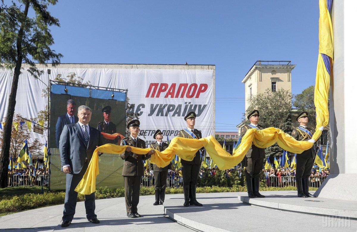 Площа прапора становить 216 квадратних метрів