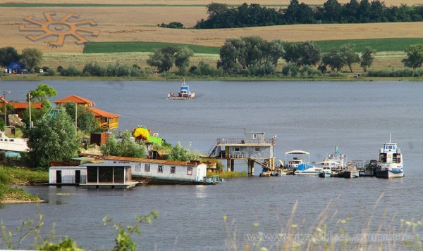 Раніше були пороми, зараз більшість з них не діє, проте все ще працює паром, що зв'язує село Устя на Кам'янеччині з Вороновиці Чернівецькій області