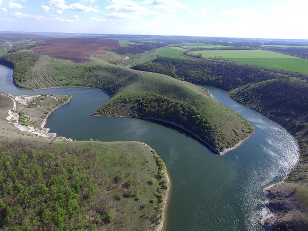 Неподалік від Великої Слобідки і ВРУБЛІВЦІ дві крихітні річечки - Сара-Лунга і Сурша, зливаючись в сотні метрів від Дністра, створюють вражаючої краси пейзаж