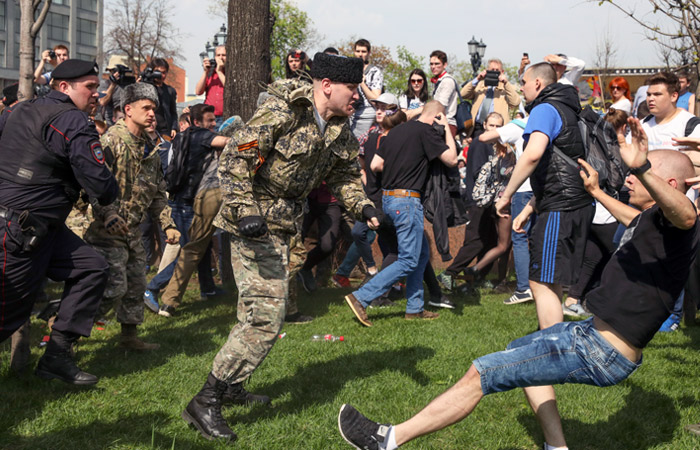 За їх словами, вони прийшли послухати козацькі пісні та висловили громадянську позицію на що проходив поруч недозволеному мітингу   Під час акції опозиції в Москві   Фото: АР / ТАСС   Москва