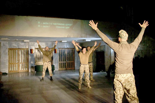 Сцена з вистави «Ніч в Афганістані» кельнського театру Futur3, показаного в 2013 році на фестивалі «Драма